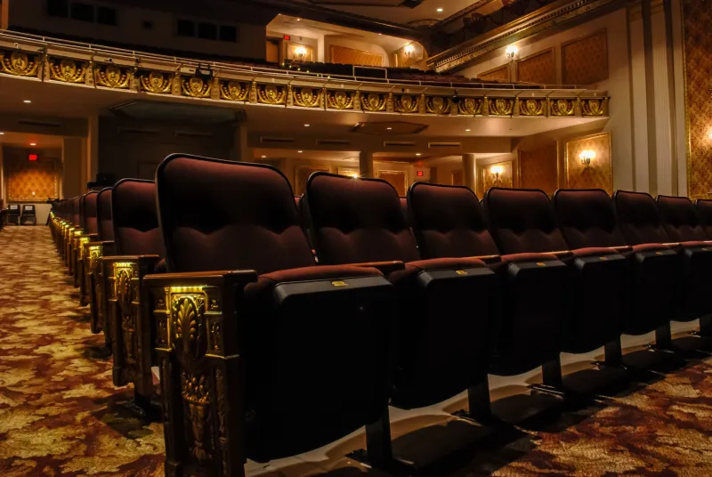 Ce qui fait vibrer une salle : anatomie des lieux de spectacle qui marquent les esprits
